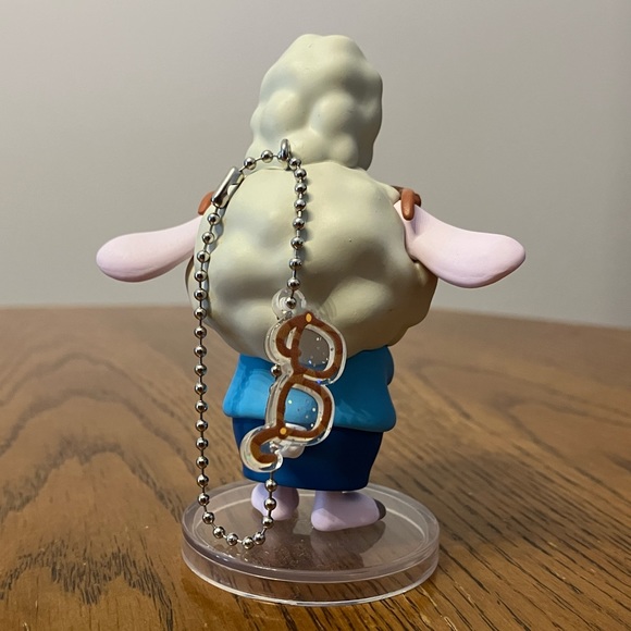 🎉 Zootopia - Assistant Mayor Bellweather vinyl figure/keychain. - Picture 3 of 3